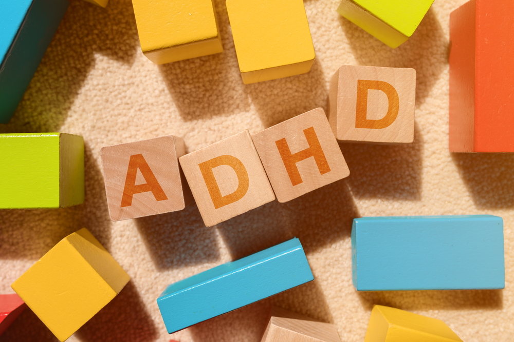 קוביות עם האותיות ADHD שמשמעותן הפרעות קשב וריכוז. אפליקציית טייפיט מאפשרת לימוד קריאה וכתיבה לילדים עם הפרעות קשב וריכוז.
